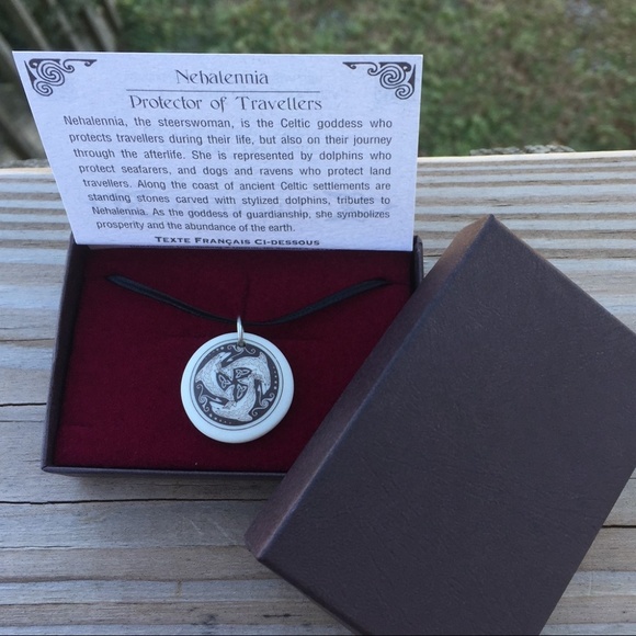 Dolphin Triskele Porcelain pendant necklace - Picture 8 of 8